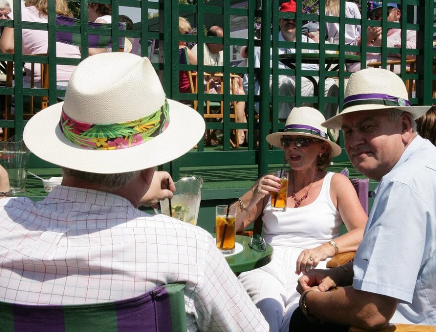 Wimbledon: Οι άγραφοι κανόνες και τα έθιμα του πιο ιστορικού τουρνουά τένις - Από τις φράουλες με κρέμα και τα λευκά ρούχα στα καπέλα Panama