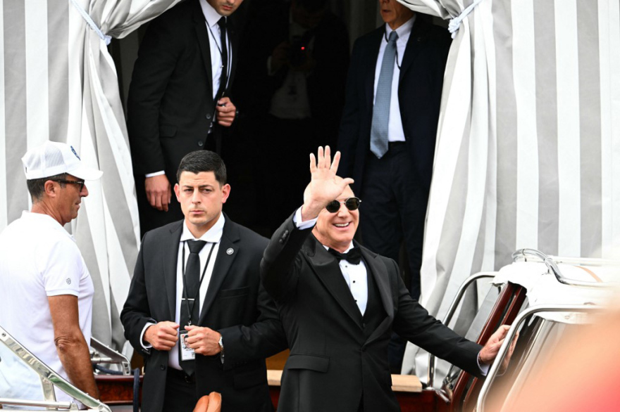 Τζεφ Μπέζος και Λόρεν Σάντσεζ παντρεύτηκαν στο νησί Σαν Τζόρτζιο Ματζόρε της Βενετίας - Η πρώτη φωτογραφία του ζευγαριού, με Dolce & Gabbana η νύφη Τζεφ Μπέζος και Λόρεν Σάντσεζ παντρεύτηκαν στο νησί Σαν Τζόρτζιο Ματζόρε της Βενετίας - Η πρώτη φωτογραφία του ζευγαριού, με Dolce & Gabbana η νύφη