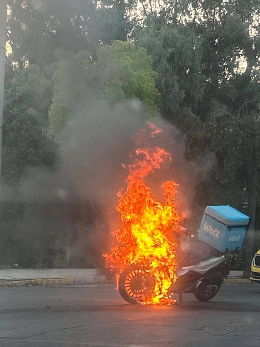 Φωτογραφίες: Μηχανάκι «λαμπάδιασε» στα Μελίσσια