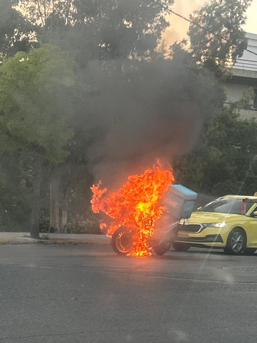 Φωτογραφίες: Μηχανάκι «λαμπάδιασε» στα Μελίσσια