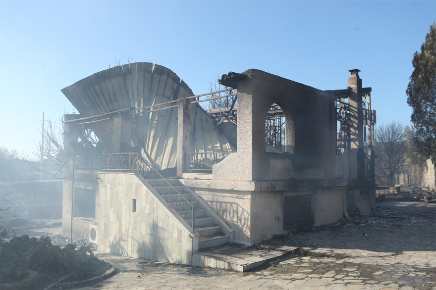 Κάηκαν σπίτια στην Παλαιά Φώκαια - Η επόμενη μέρα μετά τη μεγάλη πυρκαγιά, δείτε βίντεο και φωτογραφίες
