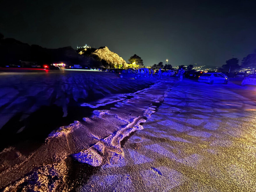 Διαρροή πετρελαίου από γεννήτρια στο θέατρο Λυκαβηττού -  Συγκρούστηκαν αυτοκίνητα που έκαναν κόντρες