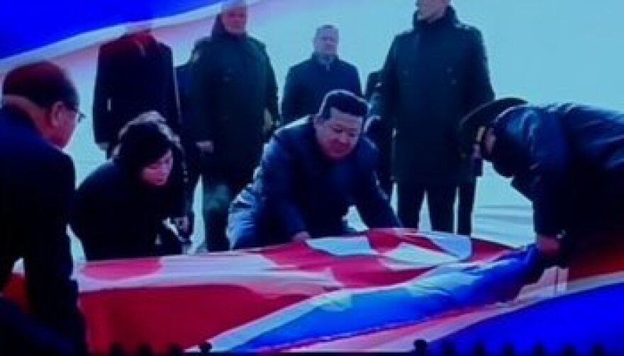 Βόρεια Κορέα: Ο Κιμ Γιόνγκ Ουν σκεπάζει με σημαίες φέρετρα στρατιωτών που σκοτώθηκαν στην Ουκρανία