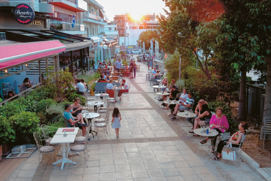 Εφαρμογή MyStreet για τα κατειλημμένα με τραπεζοκαθίσματα πεζοδρόμια στις πόλεις - Ποιος όμως θα τους ελέγχει;