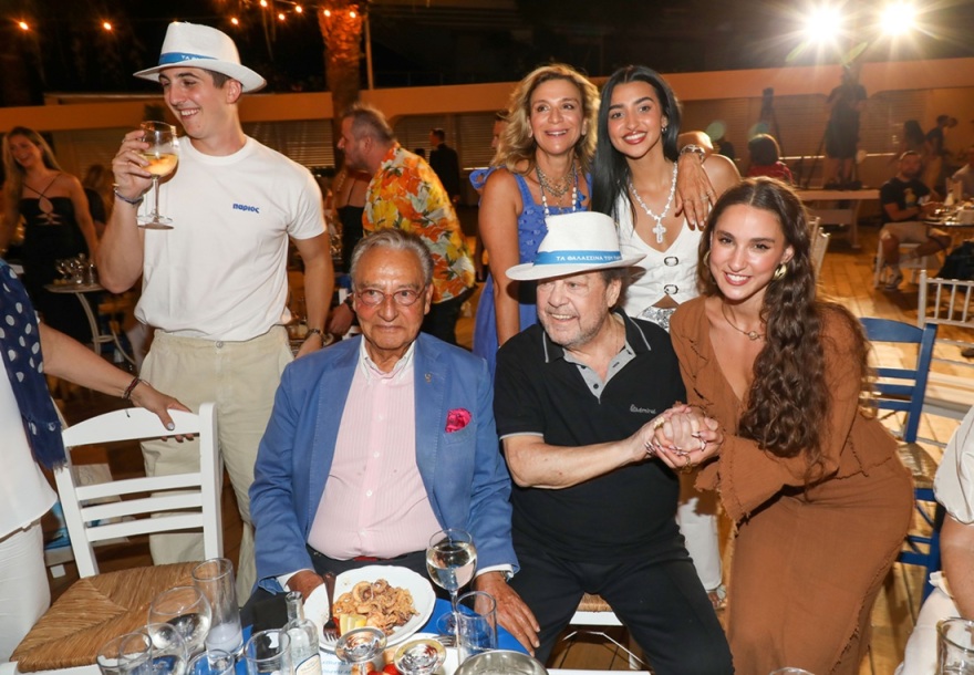 Ο Γιάννης Πάριος αγκαλιά με τους γιους του στην παρουσίαση του νέου του δίσκου 
