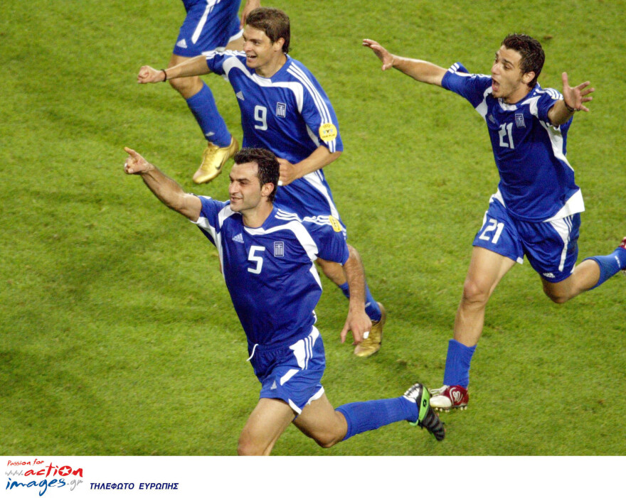 Η κεφαλιά του Δέλλα που έστειλε στον τελικό του Euro 2004 την Ελλάδα - Πώς ο «Κολοσσός» έβγαλε νοκ άουτ την Τσεχία - Βίντεο, φωτογραφίες 