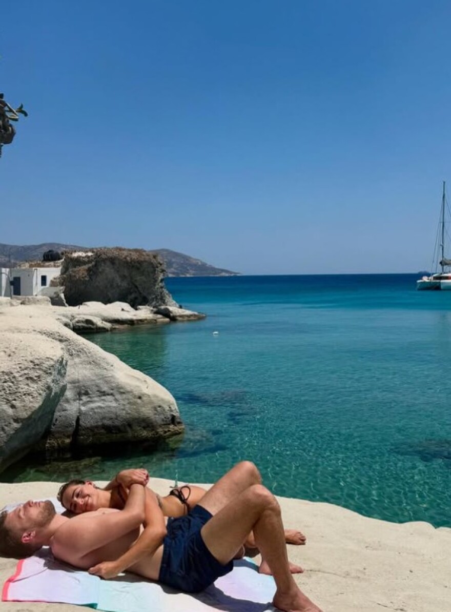 Η Νικόλ Ελευθεριάδου ανέβασε φωτογραφίες από τις διακοπές της με τον Σάσα Βεζένκοβ στην Κίμωλο 