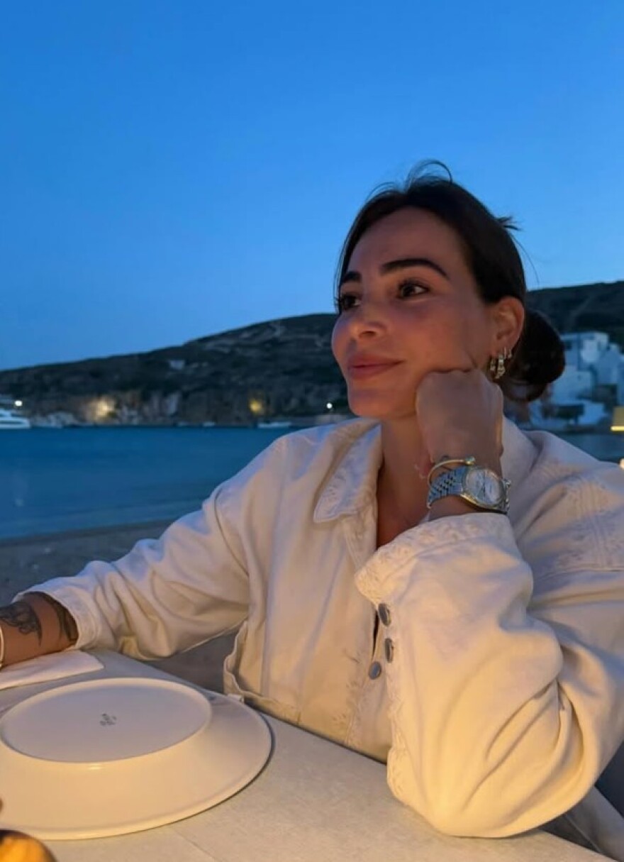 Η Νικόλ Ελευθεριάδου ανέβασε φωτογραφίες από τις διακοπές της με τον Σάσα Βεζένκοβ στην Κίμωλο 