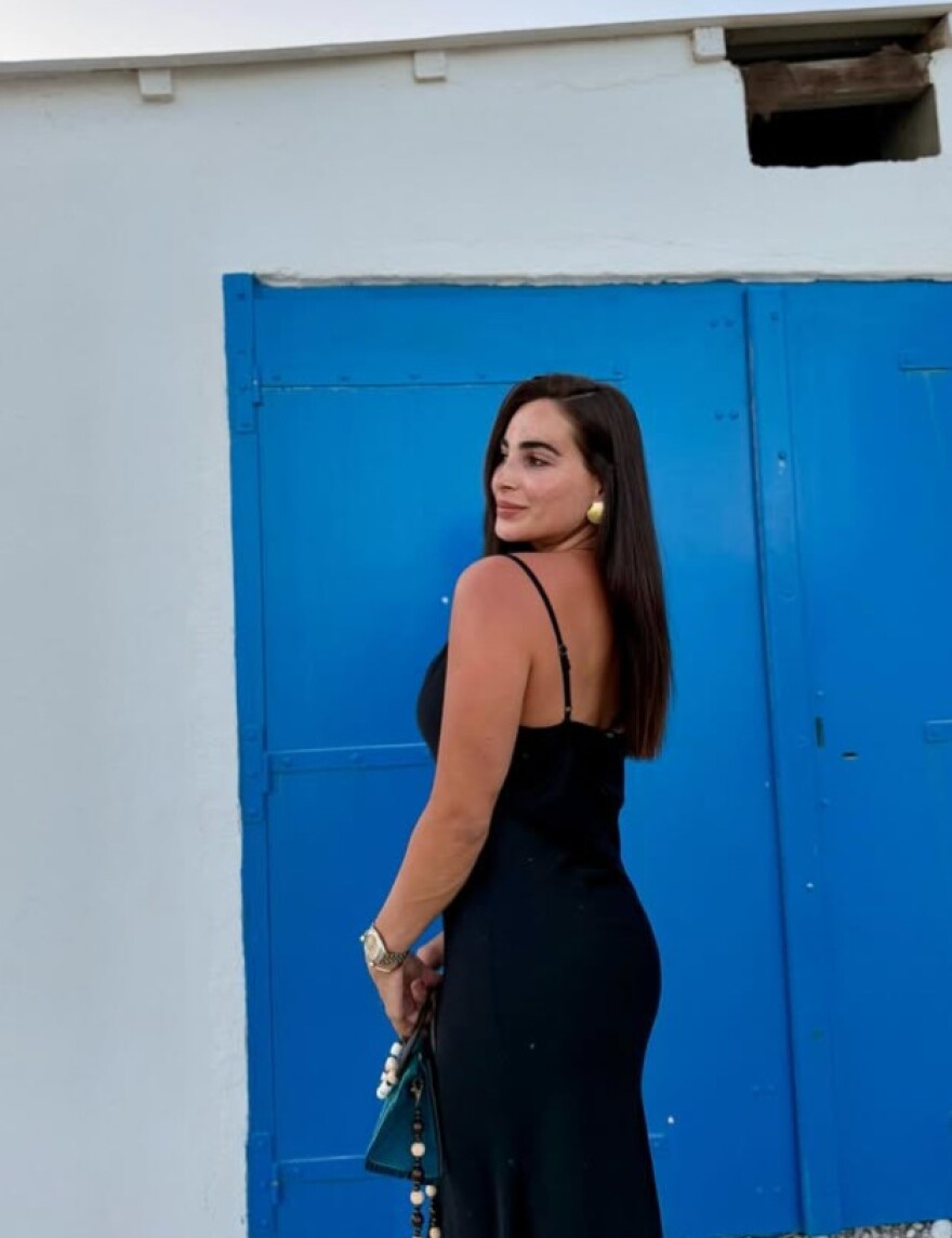 Η Νικόλ Ελευθεριάδου ανέβασε φωτογραφίες από τις διακοπές της με τον Σάσα Βεζένκοβ στην Κίμωλο 