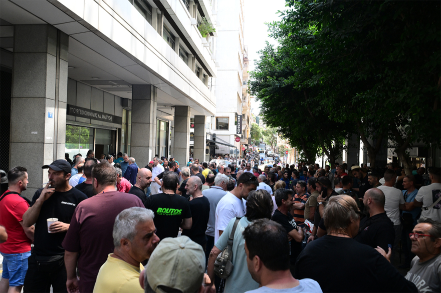 
Σε εξέλιξη η συγκέντρωση ιδιοκτητών συνεργείων έξω από το ΥΠΕΘΟ για το «Ψηφιακό Πελατολόγιο»
