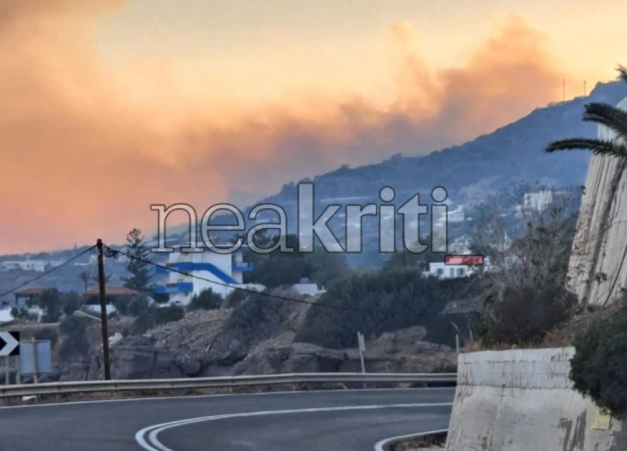 Ανεξέλεγκτη η φωτιά στην Ιεράπετρα: Κάηκαν σπίτια, εκκενώθηκαν οικισμοί και κόσμος απομακρύνθηκε με σκάφη - Δραματική η μάχη των πυροσβεστών