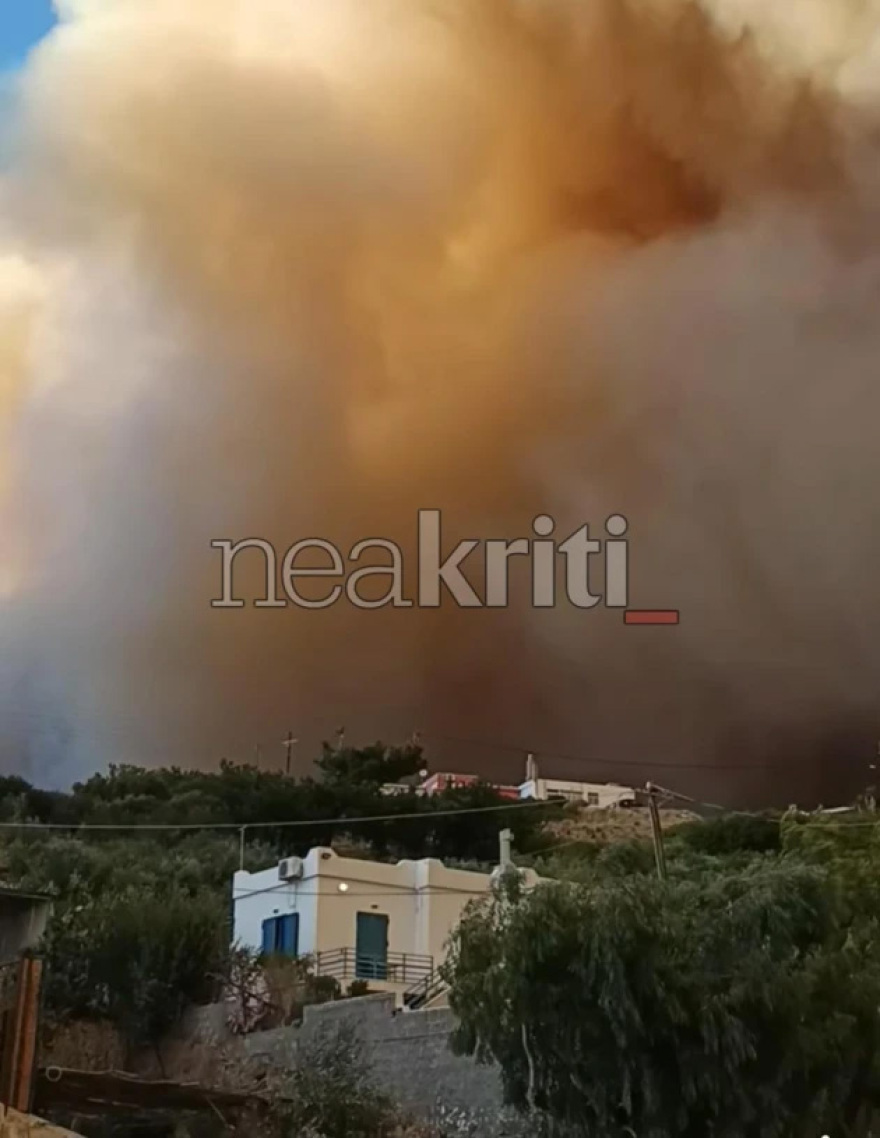 Ανεξέλεγκτη η φωτιά στην Ιεράπετρα: Κάηκαν σπίτια, εκκενώθηκαν οικισμοί και κόσμος απομακρύνθηκε με σκάφη - Δραματική η μάχη των πυροσβεστών