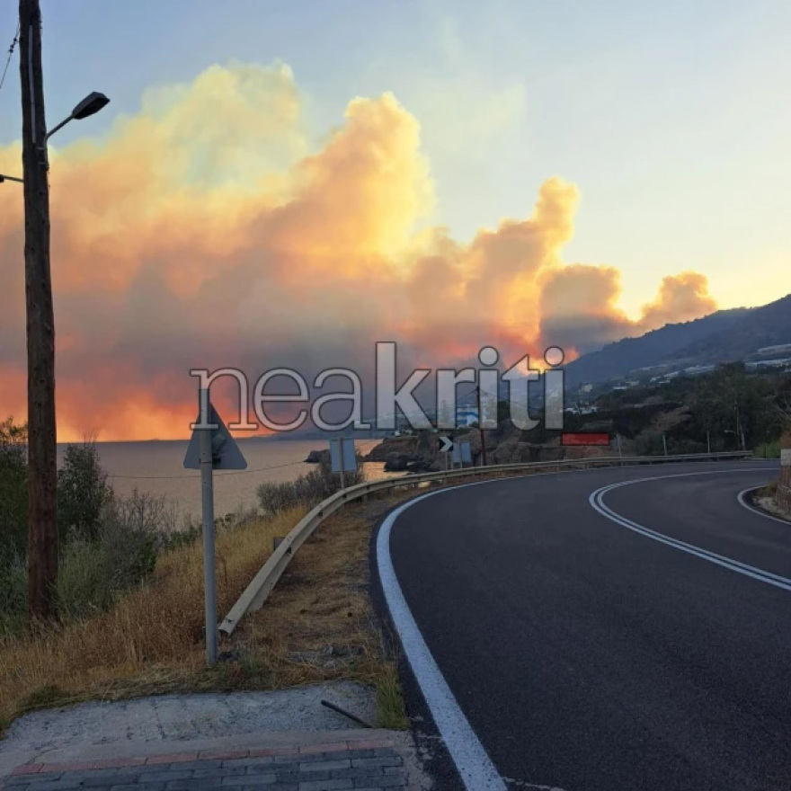 Ανεξέλεγκτη η φωτιά στην Ιεράπετρα: Κάηκαν σπίτια, εκκενώθηκαν οικισμοί και κόσμος απομακρύνθηκε με σκάφη - Δραματική η μάχη των πυροσβεστών