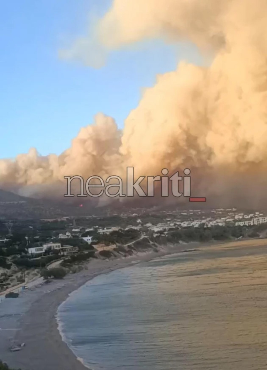 Ανεξέλεγκτη η φωτιά στο Λασίθι: Κάηκαν σπίτια και απειλούνται ξενοδοχεία - Εκκενώσεις οικισμών, κόσμος απομακρύνθηκε με σκάφη