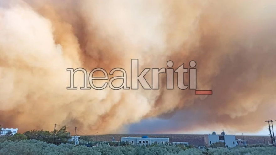 Ανεξέλεγκτη η φωτιά στο Λασίθι: Κάηκαν σπίτια και απειλούνται ξενοδοχεία - Εκκενώσεις οικισμών, κόσμος απομακρύνθηκε με σκάφη