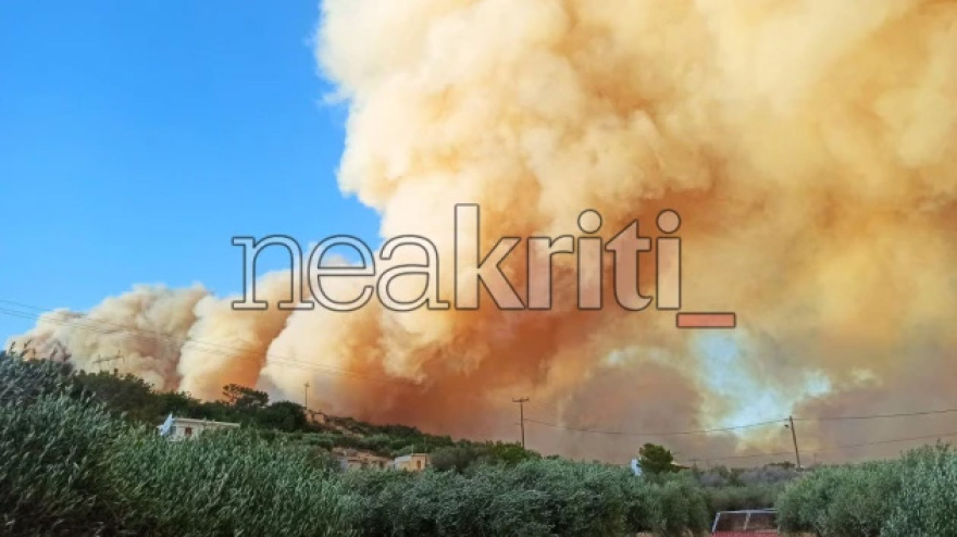 Ανεξέλεγκτη η φωτιά στο Λασίθι: Κάηκαν σπίτια και απειλούνται ξενοδοχεία - Εκκενώσεις οικισμών, κόσμος απομακρύνθηκε με σκάφη