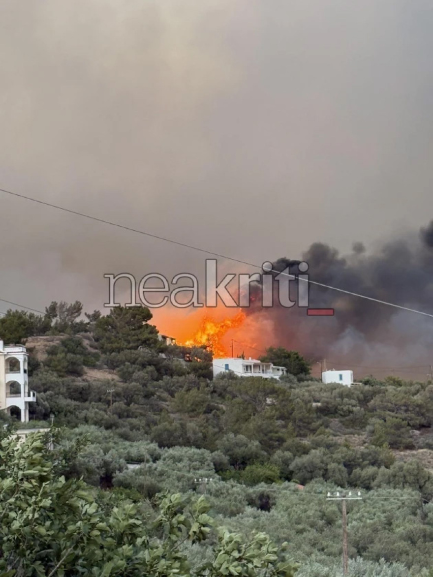 Ανεξέλεγκτη η φωτιά στην Ιεράπετρα: Κάηκαν σπίτια, εκκενώθηκαν οικισμοί και κόσμος απομακρύνθηκε με σκάφη - Δραματική η μάχη των πυροσβεστών
