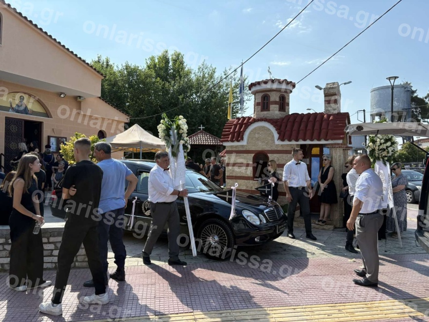 Θρήνος και συγκίνηση στην κηδεία της 18χρονης που πέθανε μετά τις δύο ανακοπές σε γυμναστήριο στη Λάρισα