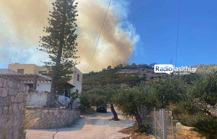 Ανεξέλεγκτη η φωτιά στην Ιεράπετρα: Κάηκαν σπίτια, εκκενώθηκαν οικισμοί και κόσμος απομακρύνθηκε με σκάφη - Δραματική η μάχη των πυροσβεστών