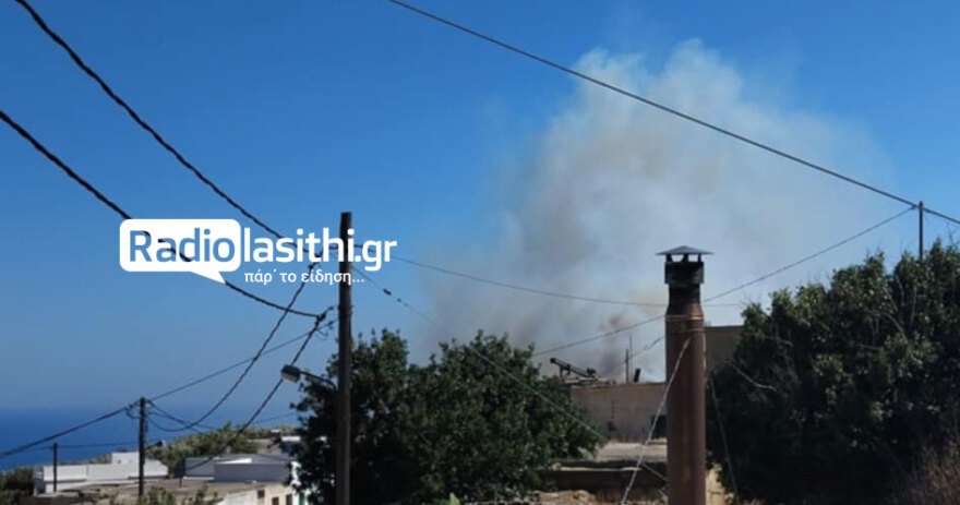 Ανεξέλεγκτη η φωτιά στην Ιεράπετρα: Κάηκαν σπίτια, εκκενώθηκαν οικισμοί και κόσμος απομακρύνθηκε με σκάφη - Δραματική η μάχη των πυροσβεστών