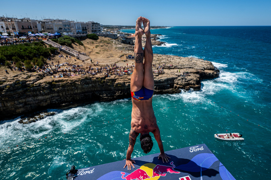 Το Red Bull Cliff Diving επέστρεψε σε ένα από τα πιο «δύσκολα» μέρη του πλανήτη 