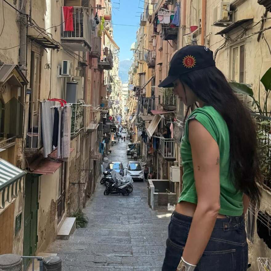 Η Ντούα Λίπα κάνει διακοπές στην Ιταλία με τον αρραβωνιαστικό της - Δείτε φωτογραφίες