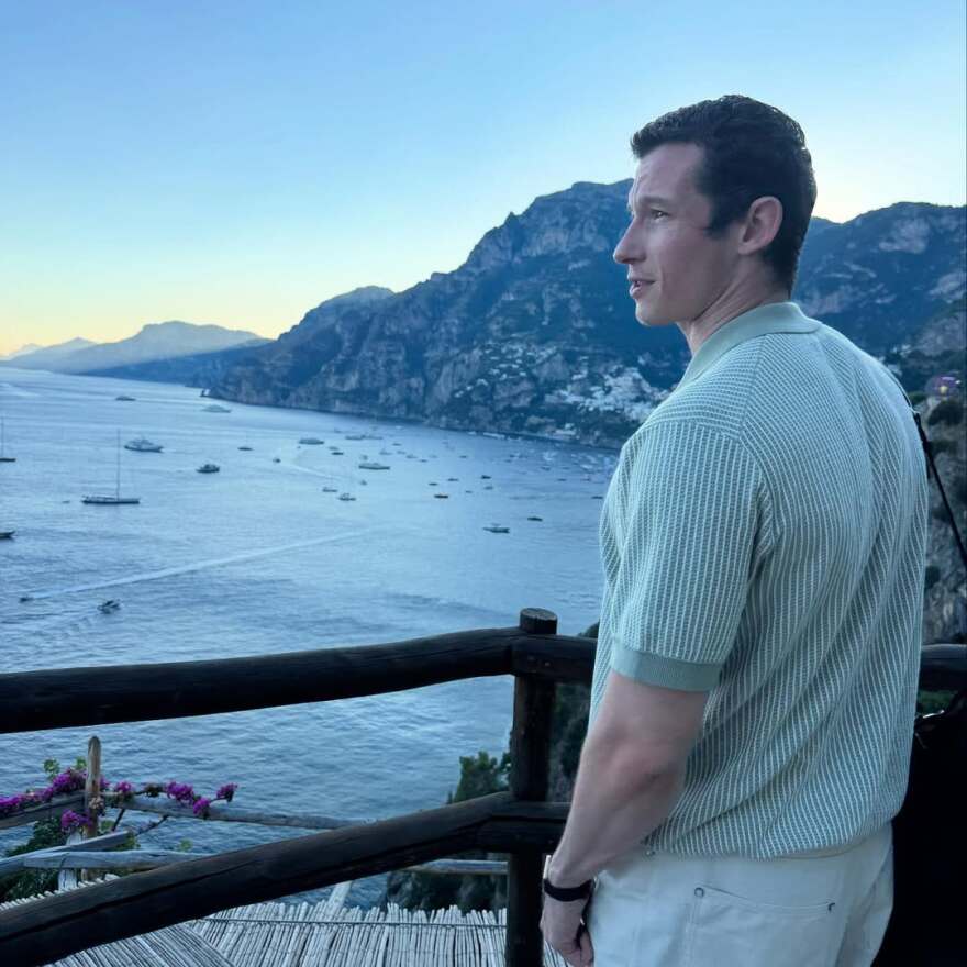 Η Ντούα Λίπα κάνει διακοπές στην Ιταλία με τον αρραβωνιαστικό της - Δείτε φωτογραφίες