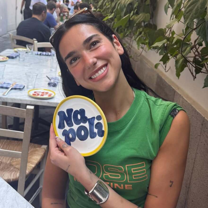 Η Ντούα Λίπα κάνει διακοπές στην Ιταλία με τον αρραβωνιαστικό της - Δείτε φωτογραφίες