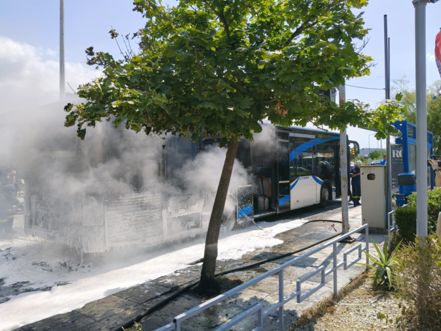 Φωτιά σε αστικό λεωφορείο στον Βόλο - Δείτε βίντεο και φωτογραφίες
