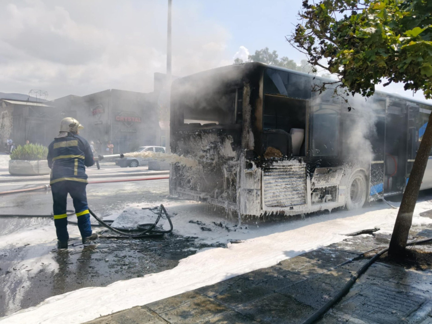Φωτιά σε αστικό λεωφορείο στον Βόλο - Δείτε βίντεο και φωτογραφίες
