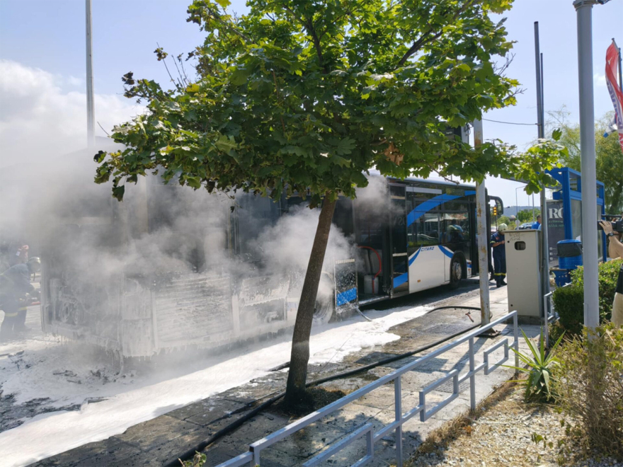 Φωτιά σε αστικό λεωφορείο στον Βόλο - Δείτε βίντεο και φωτογραφίες
