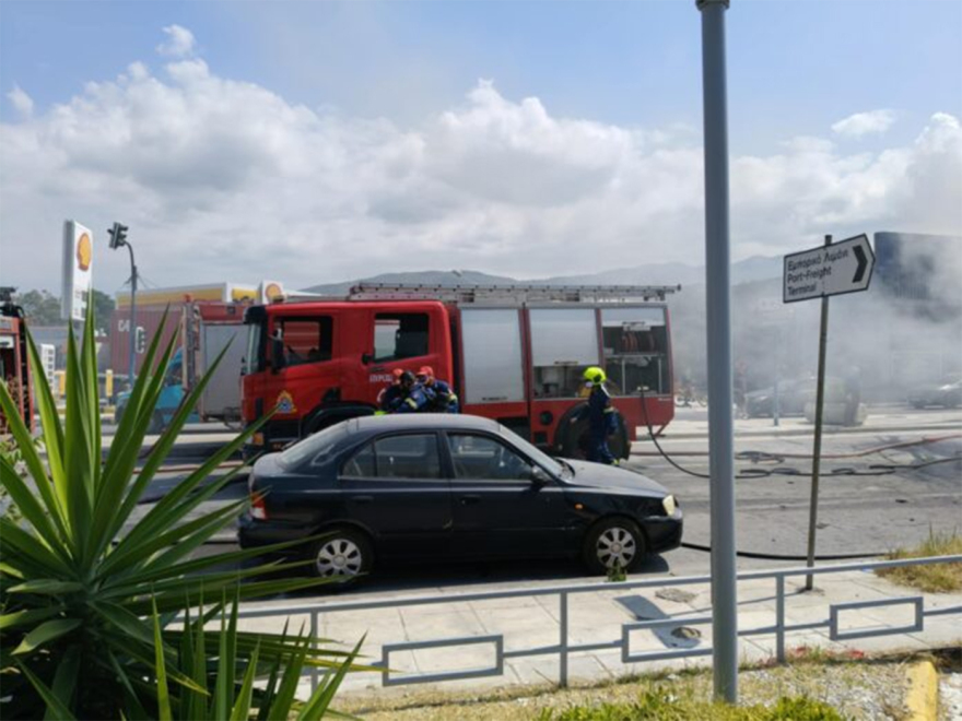 Φωτιά σε αστικό λεωφορείο στον Βόλο - Δείτε βίντεο και φωτογραφίες

