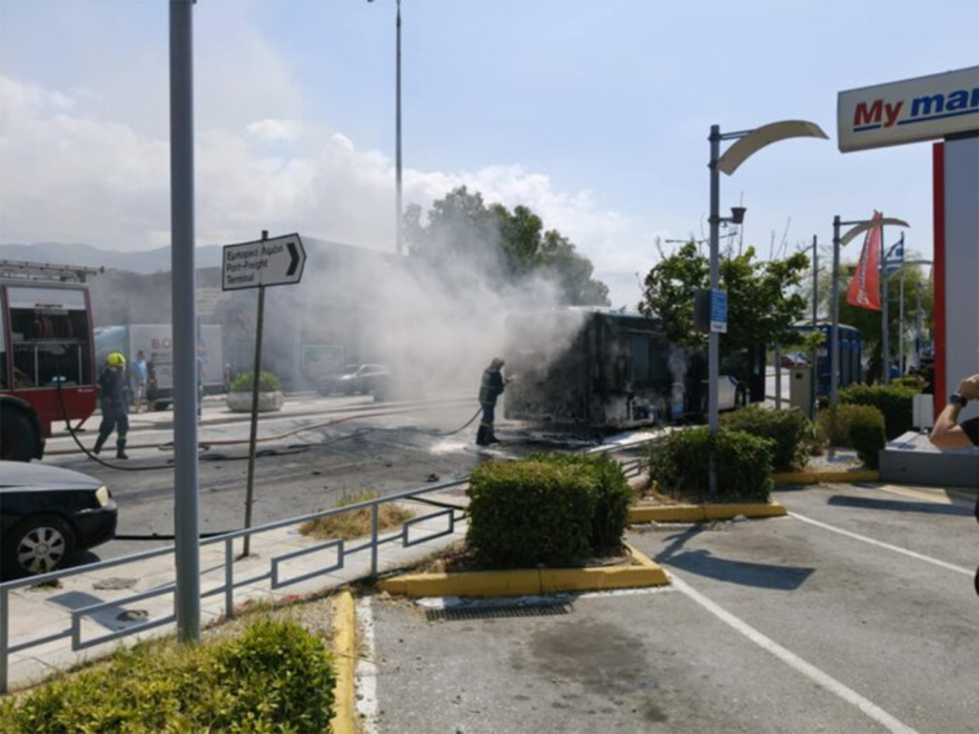 Φωτιά σε αστικό λεωφορείο στον Βόλο - Δείτε βίντεο και φωτογραφίες
