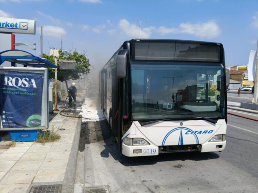 Φωτιά σε αστικό λεωφορείο στον Βόλο - Δείτε βίντεο και φωτογραφίες
