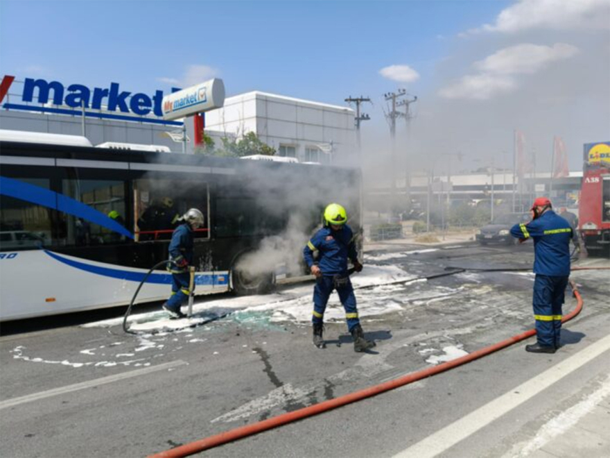 Φωτιά σε αστικό λεωφορείο στον Βόλο - Δείτε βίντεο και φωτογραφίες
