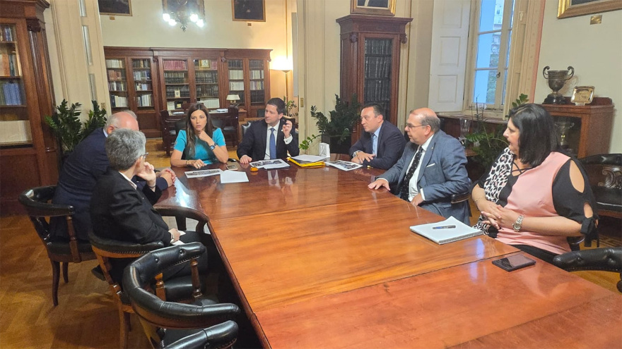 Επίσκεψη Ζαχαράκη στο ΕΚΠΑ - Στους φοιτητές επιστρέφουν οι πρώην κατειλημμένοι χώροι
