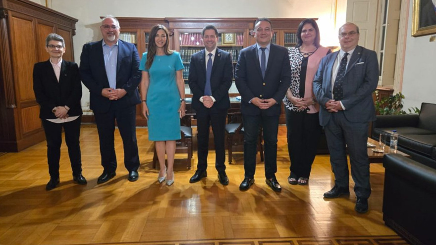 Επίσκεψη Ζαχαράκη στο ΕΚΠΑ - Στους φοιτητές επιστρέφουν οι πρώην κατειλημμένοι χώροι
