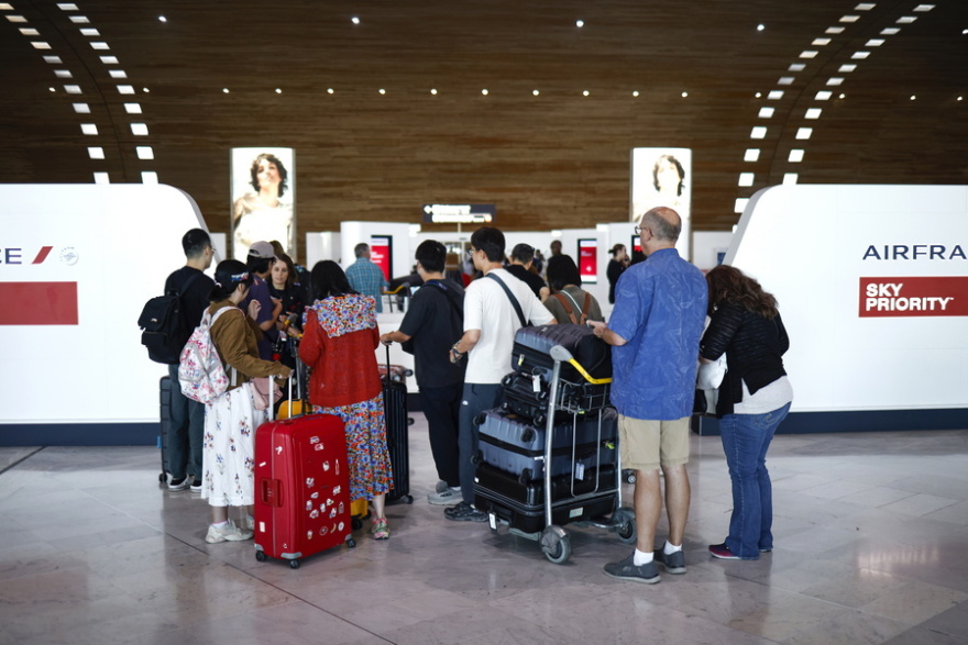 Ταλαιπωρία για 300.000 επιβάτες στη Γαλλία - Ακυρώθηκαν 1.500 πτήσεις λόγω της απεργίας των ελεγκτών εναέριας κυκλοφορίας