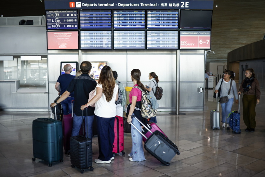 Ταλαιπωρία για 300.000 επιβάτες στη Γαλλία - Ακυρώθηκαν 1.500 πτήσεις λόγω της απεργίας των ελεγκτών εναέριας κυκλοφορίας