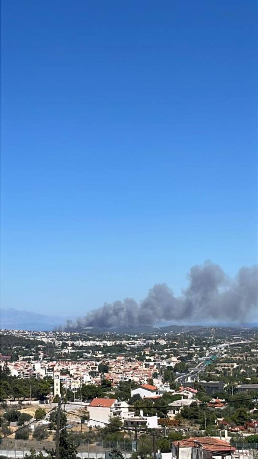 Φωτιά στη Λεωφόρο Μαραθώνος στη Ραφήνα - 112 για εκκένωση τριών οικισμών, δείτε βίντεο και φωτογραφίες