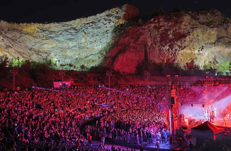 Η Ελένη Φουρέιρα ξεσήκωσε το κοινό στη συναυλία της στο Κατράκειο - Δείτε βίντεο