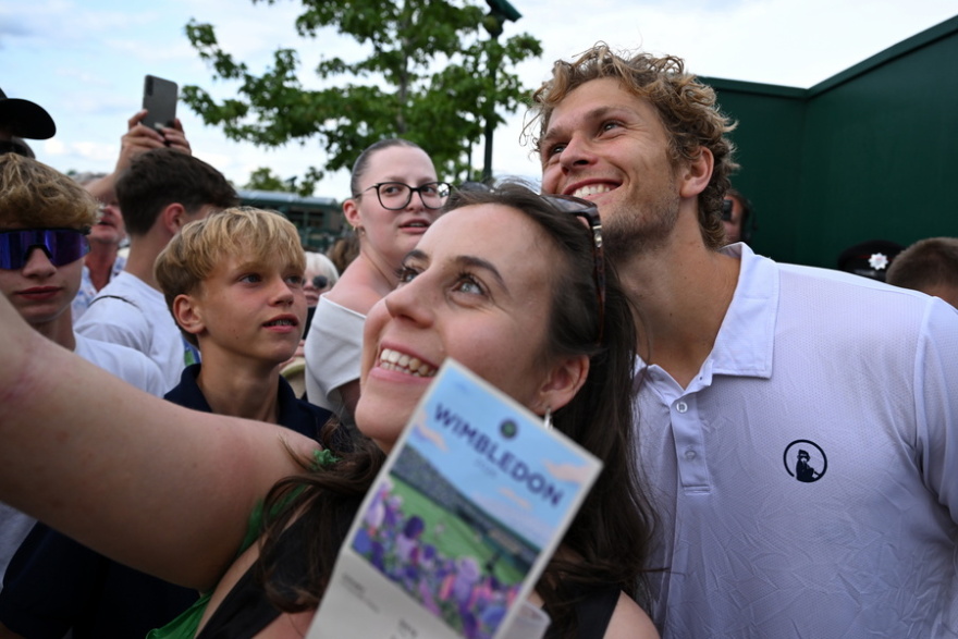 Αγκουστ Χόλμγκρεν: Από τις θεατρικές σπουδές στο πρώτο του Wimbledon - Η ιστορία του Δανού που «λάμπει» στο Λονδίνο
