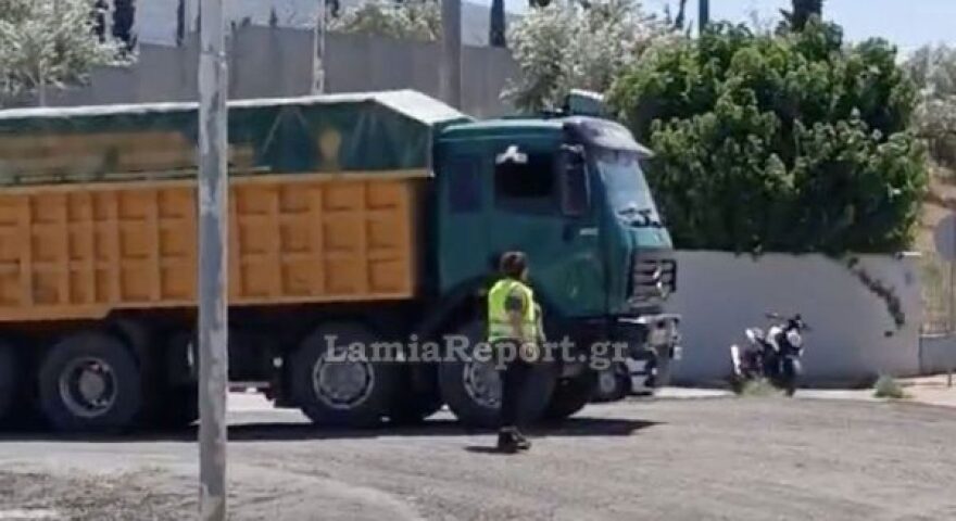 Μετωπική σύγκρουση φορτηγών στη Βοιωτία - Κόσμος προσπαθούσε να απεγκλωβίσει τον οδηγό μέσα από τη διαλυμένη καμπίνα, δείτε βίντεο