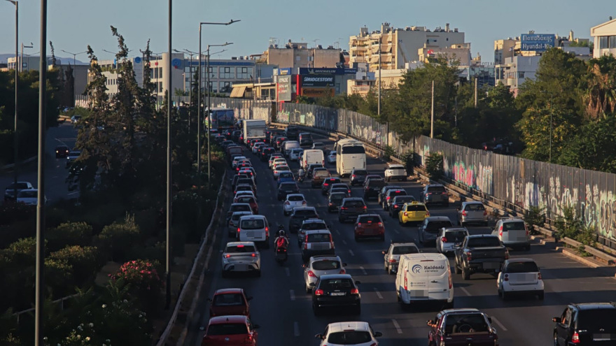 Κίνηση στους δρόμους: Μποτιλιαρισμένος ο Κηφισός - Καθυστερήσεις άνω των 30 λεπτών στην Αττική Οδό