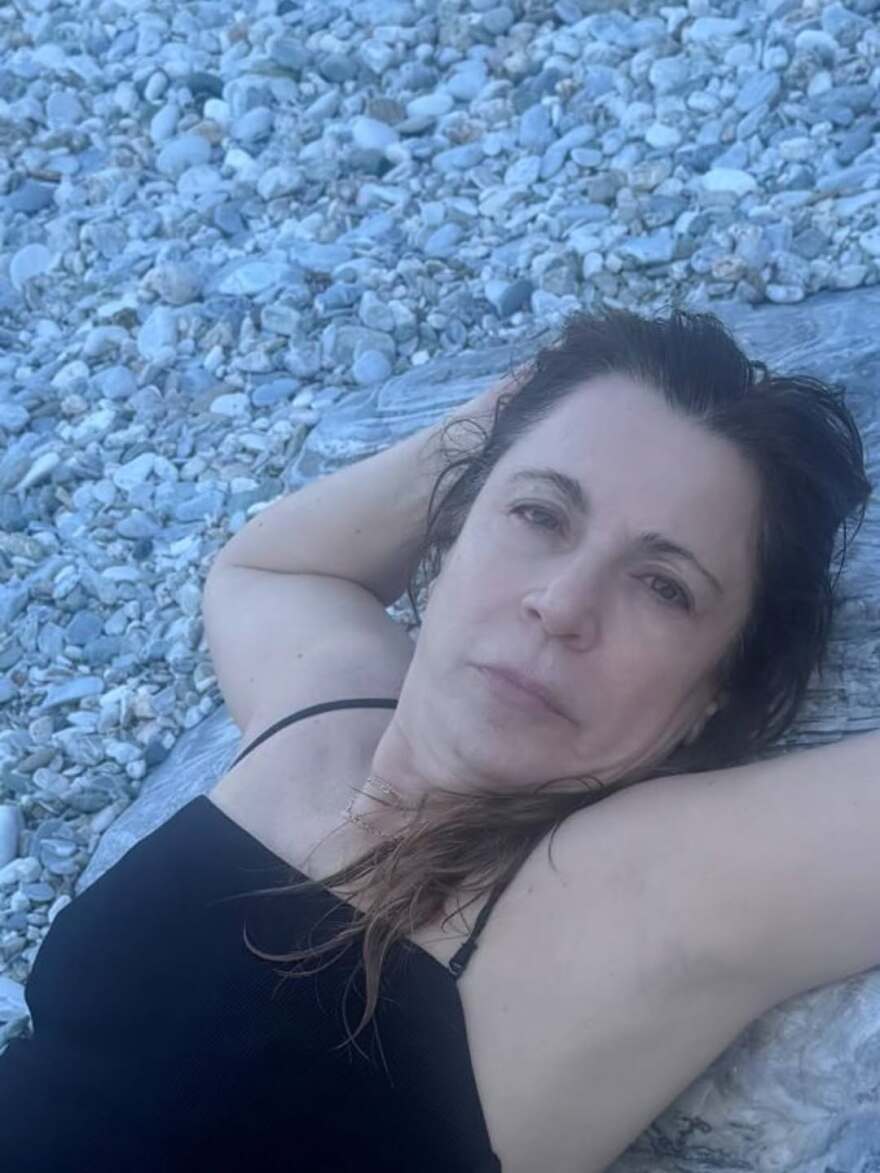 Η Δήμητρα Παπαδοπούλου φωτογραφίζεται στις διακοπές της μπροστά στο ηλιοβασίλεμα