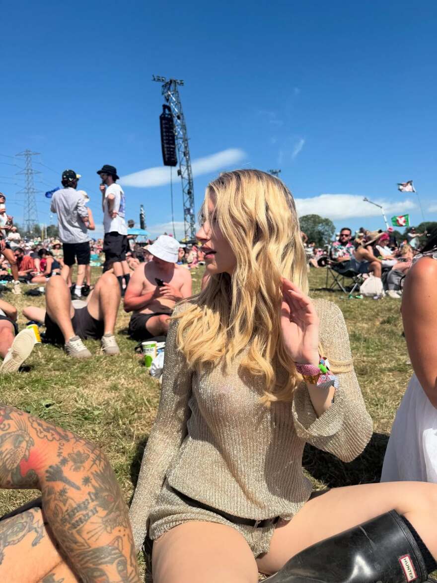 Η αδερφή της Κέιτ Μος αντέγραψε την εμβληματική της εμφάνιση στο Glastonbury το 2005