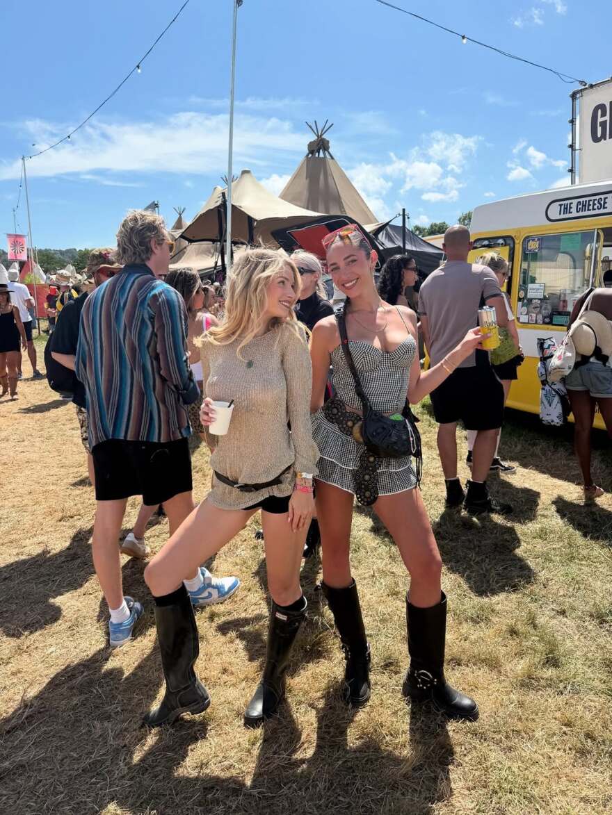 Η αδερφή της Κέιτ Μος αντέγραψε την εμβληματική της εμφάνιση στο Glastonbury το 2005