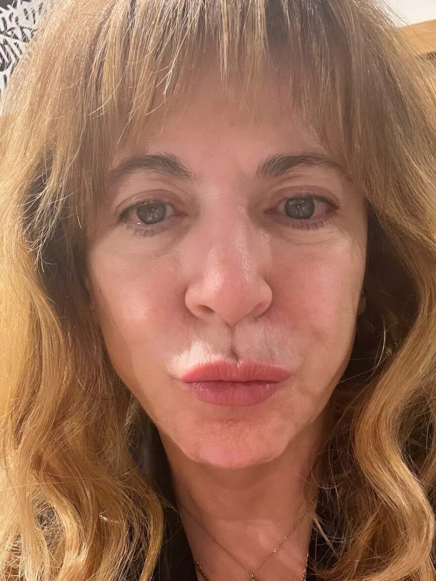 Η Δήμητρα Παπαδοπούλου φωτογραφίζεται στις διακοπές της μπροστά στο ηλιοβασίλεμα