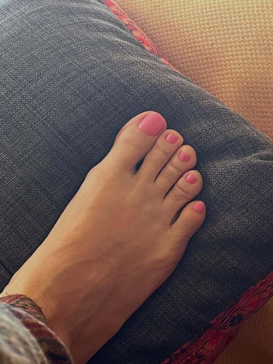 Η Δήμητρα Παπαδοπούλου φωτογραφίζεται στις διακοπές της μπροστά στο ηλιοβασίλεμα