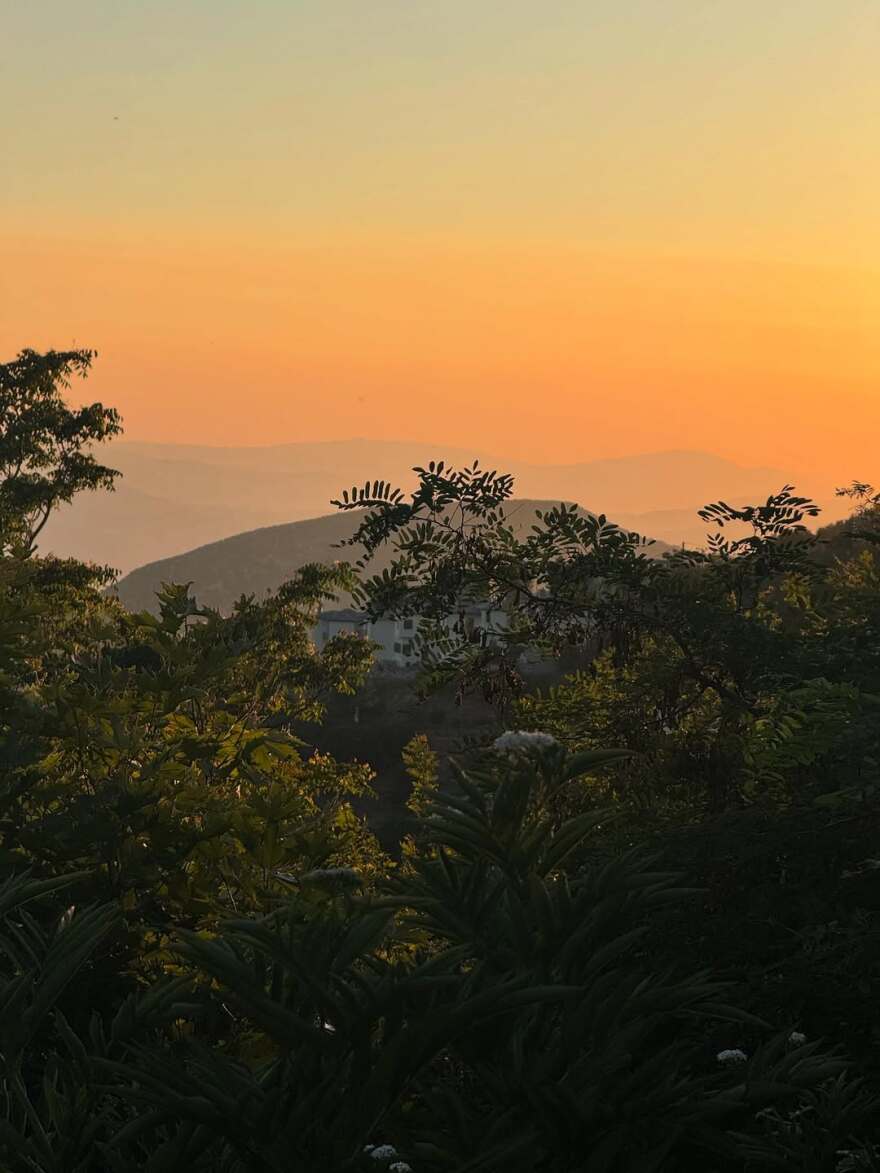 Η Δήμητρα Παπαδοπούλου φωτογραφίζεται στις διακοπές της μπροστά στο ηλιοβασίλεμα